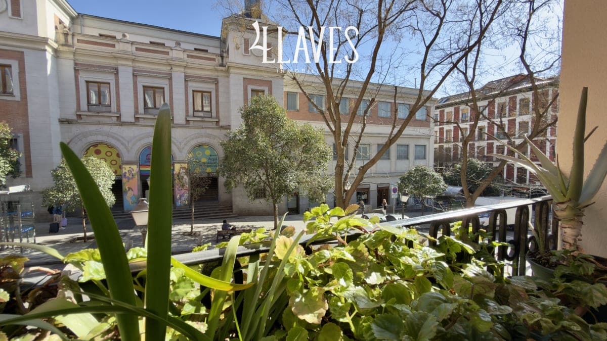 PISO EXTERIOR EN CALLE EMBAJADORES